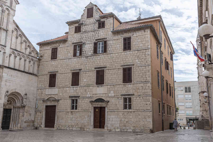 Croacia - Zadar 31 - palacio Arzobispal.jpg
